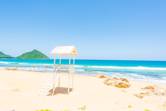 海南陵水呆呆岛夏日海滩白色小亭子