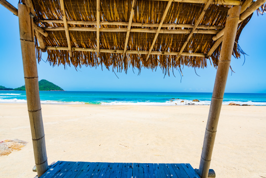 海南陵水呆呆岛海岸上的沙滩伞道具