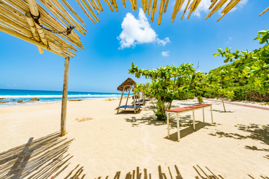 海南陵水呆呆岛海岸上的沙滩伞道具