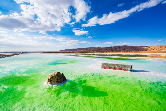青海茫崖翡翠湖天空之镜美景