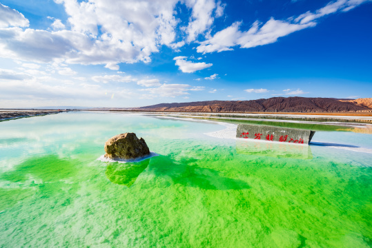 青海茫崖翡翠湖天空之镜美景