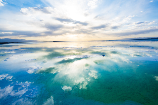 青海茫崖翡翠湖天空之镜美景