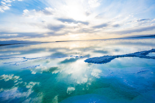青海茫崖翡翠湖天空之镜美景