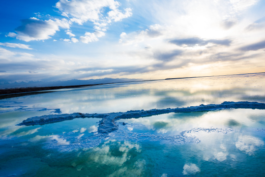 青海茫崖翡翠湖天空之镜美景
