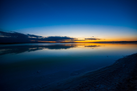 青海茫崖翡翠湖天空之镜美景