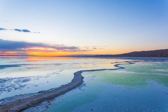 青海茫崖翡翠湖天空之镜美景