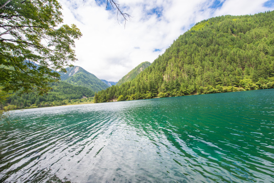 九寨沟里的蔚蓝湖泊