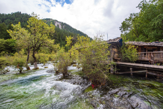 九寨沟里的靛蓝湖泊