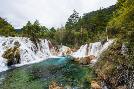 九寨沟里的靛蓝湖泊