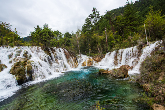 九寨沟里的靛蓝湖泊