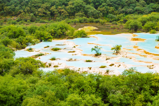 四川黄龙雨季瑶池美景