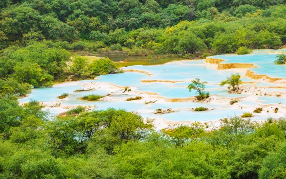 四川黄龙雨季瑶池美景