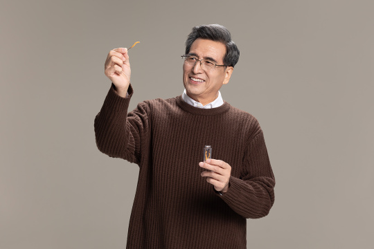 老年男子展示冬虫夏草