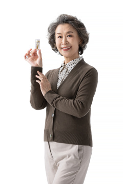 老年女子展示冬虫夏草