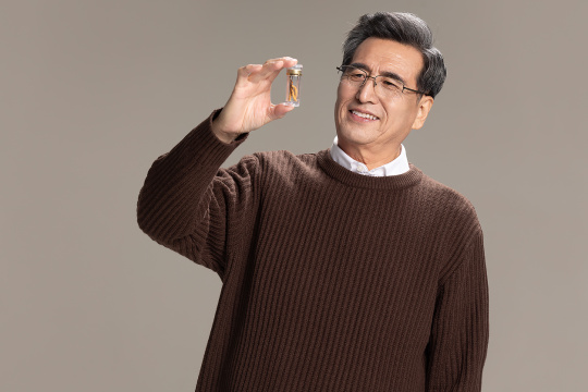 老年男子展示冬虫夏草