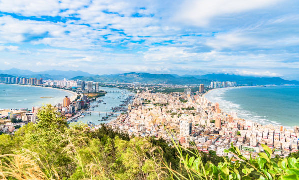 中国广东惠州双月湾夏日晴天全景图