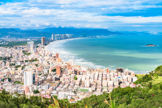 中国广东惠州双月湾夏日晴天全景图