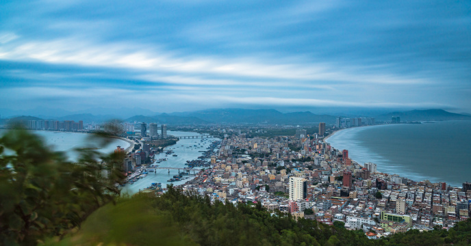 中国广东惠州惠东双月湾傍晚时的蓝调全景景观