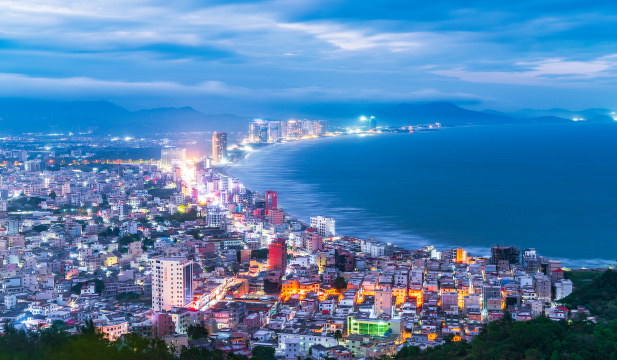 中国广东惠州惠东双月湾傍晚时的蓝调全景景观