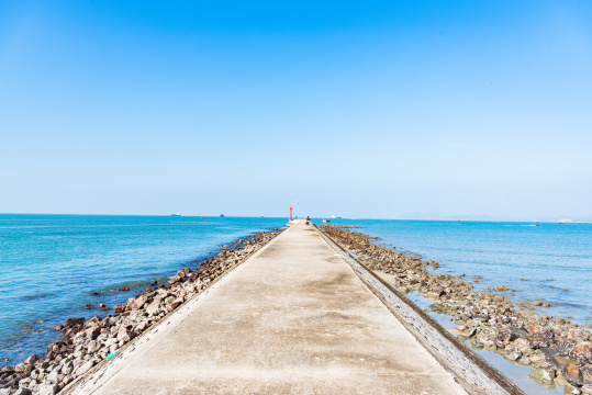 中国广东惠州惠东双月湾晴天海岸线