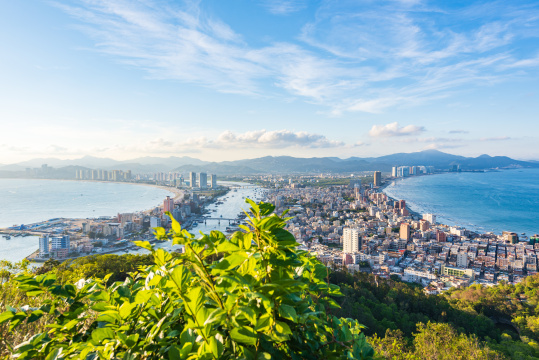 中国广东惠州双月湾夏日晴天全景图