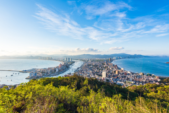 中国广东惠州双月湾夏日晴天全景图