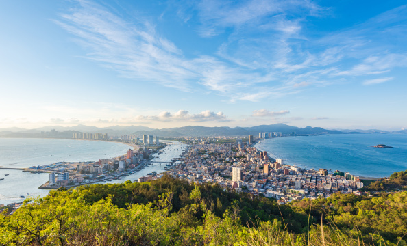 中国广东惠州双月湾夏日晴天全景图