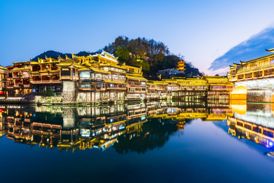 湖南湘西湘西凤凰古城蓝调夜景