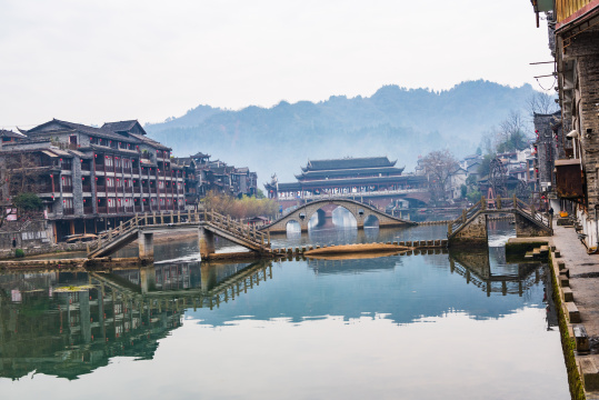湖南湘西凤凰古城早上的风雨桥