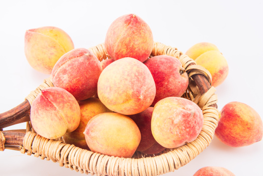 白色背景上的水蜜桃