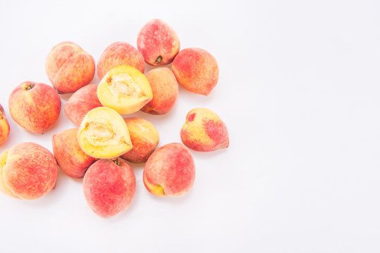 白色背景上的水蜜桃