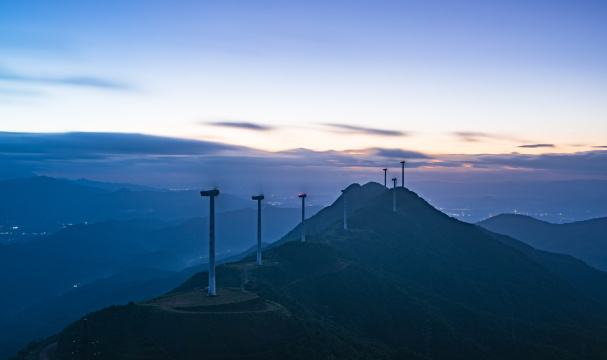 广东河源缺牙山山顶观远山日出景观