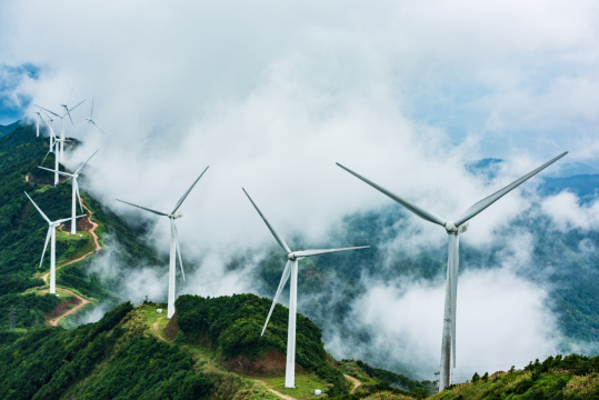 中国广东河源东源县缺牙山夏日雨后的风车