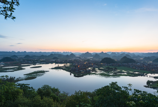 云南普者黑日出景观