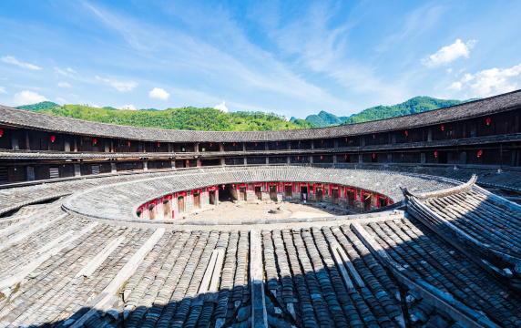 蓝天白云下的客家土楼美景