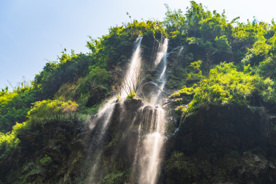中国贵州兴义马岭河峡谷的瀑布与桥梁