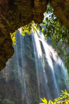 中国贵州兴义马岭河峡谷的瀑布与桥梁