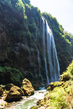中国贵州兴义马岭河峡谷的瀑布与桥梁