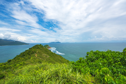 中国深圳大鹏西涌的碧海蓝天风光