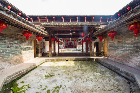 福建龙岩市初溪土楼里的结婚厅堂