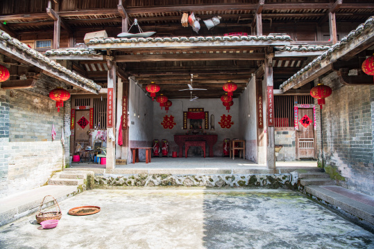福建龙岩市初溪土楼里的结婚厅堂