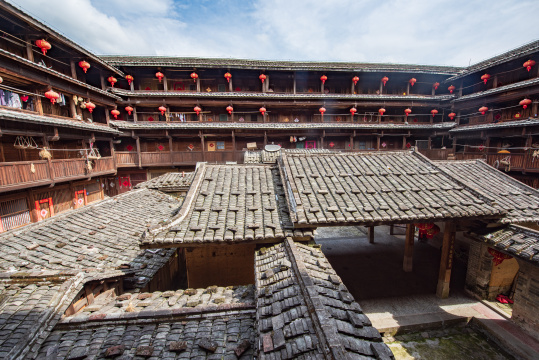 福建龙岩市初溪土楼里的结婚厅堂