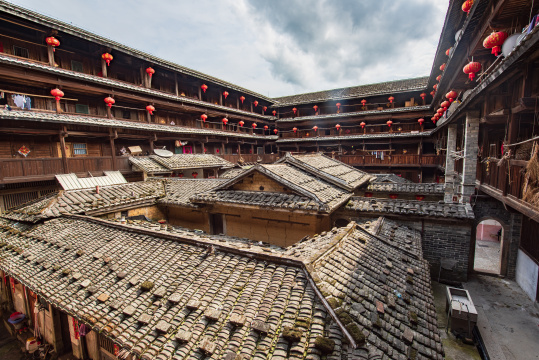 福建龙岩市初溪土楼里的结婚厅堂