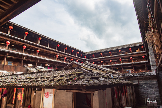 福建龙岩市初溪土楼里的结婚厅堂