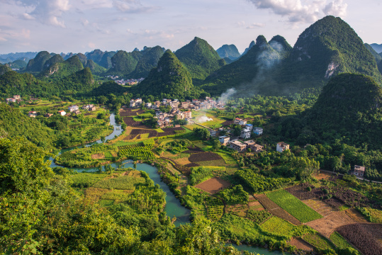 中国广西桂林阳朔葡萄镇翠屏村的田园风光