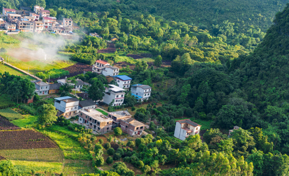 中国广西桂林阳朔葡萄镇翠屏村的田园风光