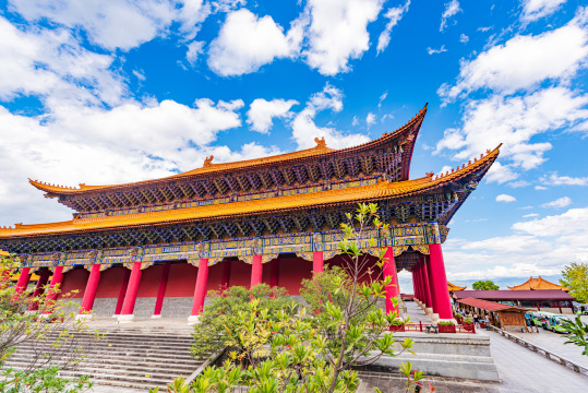 中国云南大理蓝天白云下的崇圣寺