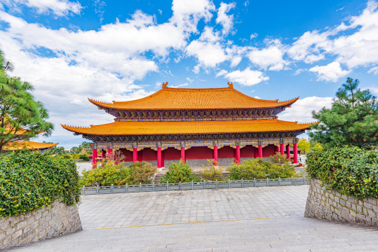 中国云南大理蓝天白云下的崇圣寺