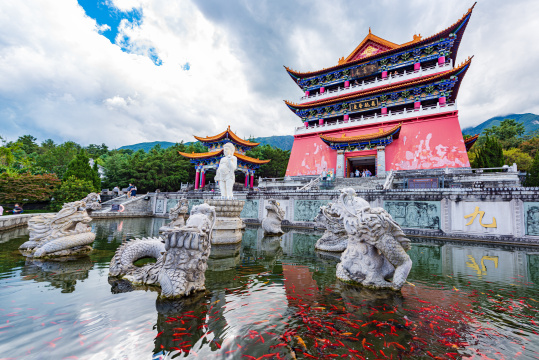 中国云南大理蓝天白云下的崇圣寺