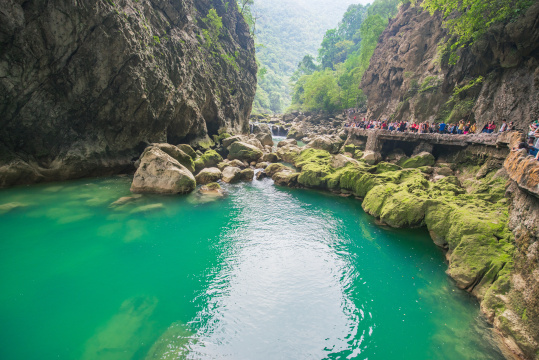 中国贵州黔南荔波县大七孔景区内的溪谷风光